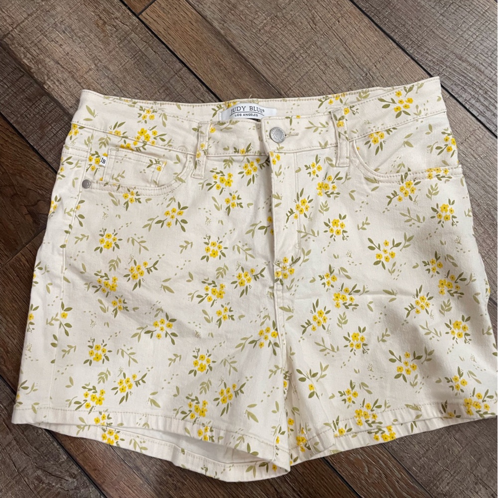 Judy Blue off white shorts with yellow floral print.